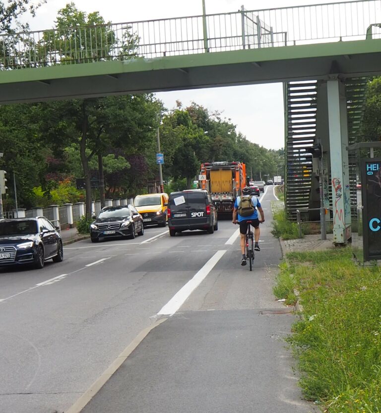 Radstreifen an der Königsbrücker Straße stadteinwärts ab Fußgängerbrücke